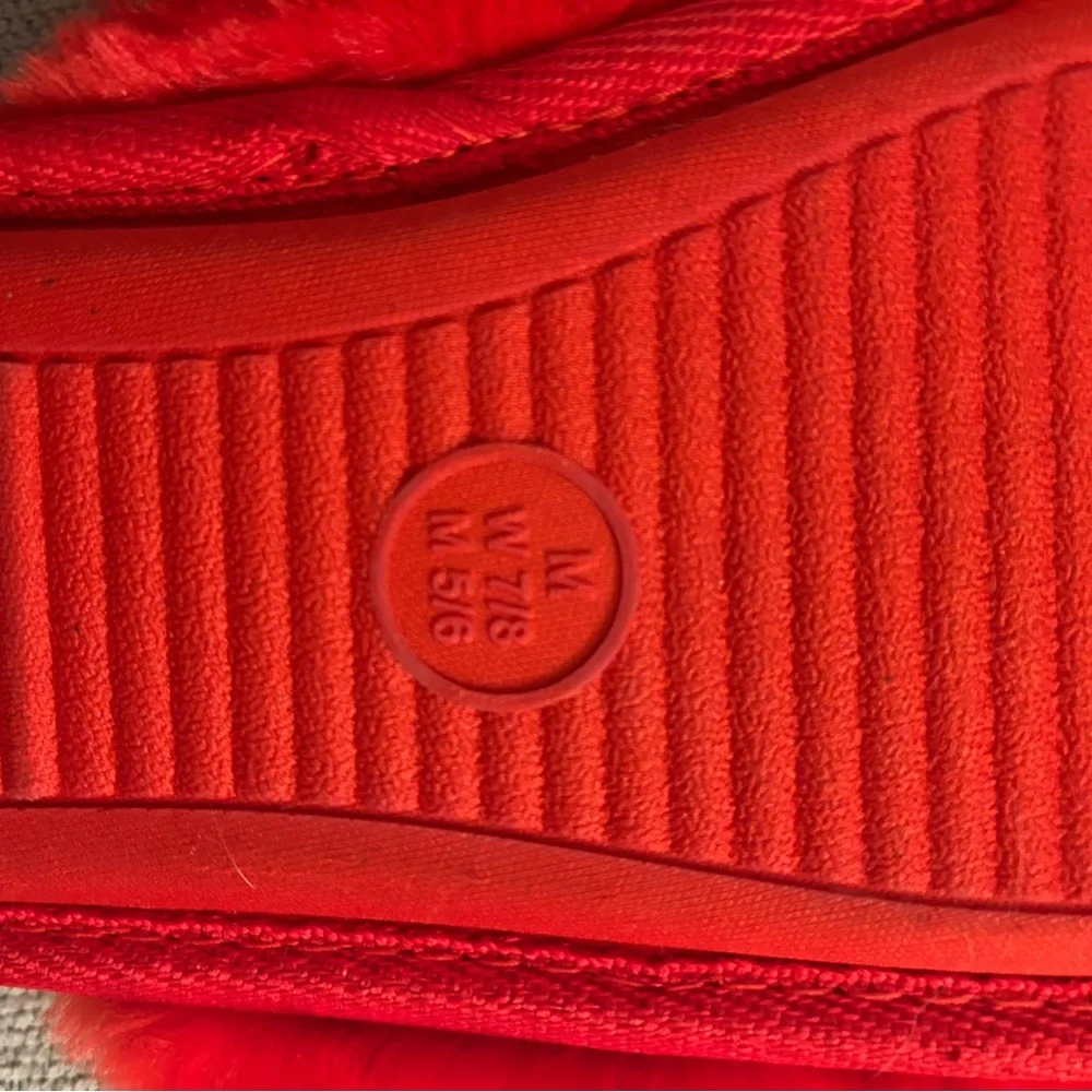 Red Target Slippers - Picture 3 of 3